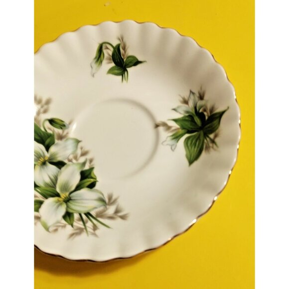 Vintage Royal Albert Trillium Tea Cup and Saucer Set Ontario Provincial Flower - Picture 9 of 12